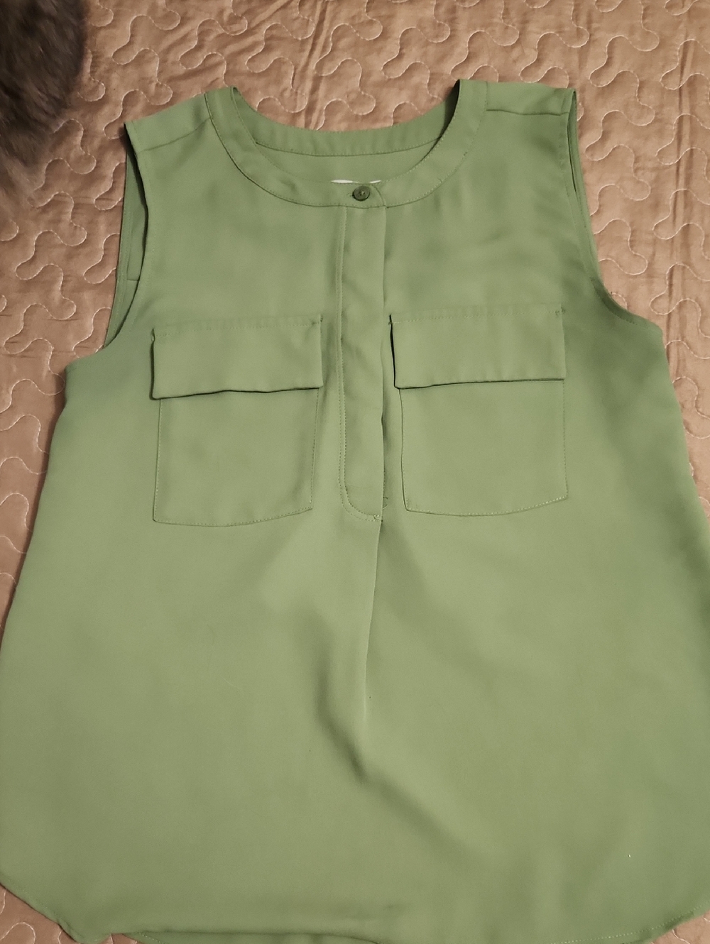 LOFT Green Sleeveless Button-Front Shell